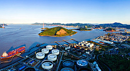 The company acts as an agent for chemical plastic raw materials such as PetroChina, Sinopec, Huajin Chemical, Zhejiang Petrochemical, Donghua Energy, and Coal Chemical Industry